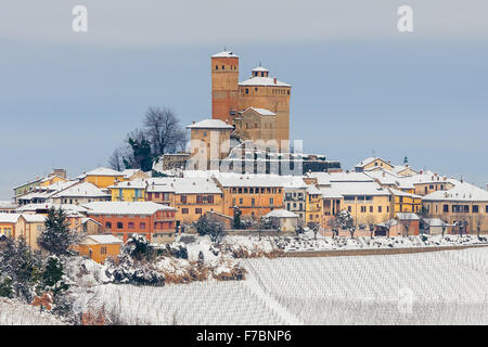 Mittelalterliche Städtchen auf verschneiten Hügel im Piemont, Norditalien. Stockfoto