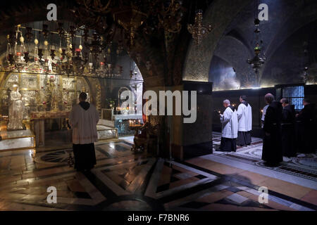 Römisch-katholische Priester, die an einer Messe Prozession in der Kapelle der Kreuzigung, die Lateiner Im linken Kirchenschiff von Golgatha oder Golgatha in der Kirche des Heiligen Grabes im christlichen Viertel der Altstadt Ost Jerusalem Israel Stockfoto