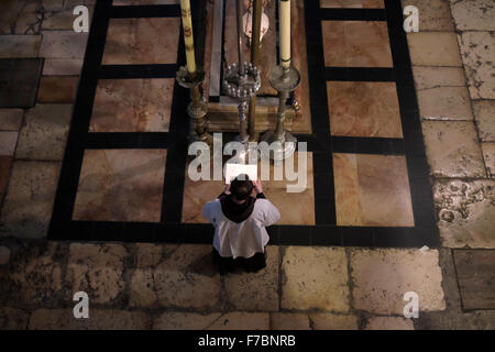 Eine lateinische Priester teil, die in einem römisch-katholischen Messe die Prozession am Stein der Salbung oder Stein der Krankensalbung in der Kirche des Heiligen Grabes im christlichen Viertel der Altstadt Ost Jerusalem Israel Stockfoto