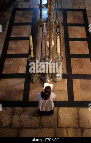 Eine lateinische Priester teil, die in einem römisch-katholischen Messe die Prozession am Stein der Salbung oder Stein der Krankensalbung in der Kirche des Heiligen Grabes im christlichen Viertel der Altstadt Ost Jerusalem Israel Stockfoto