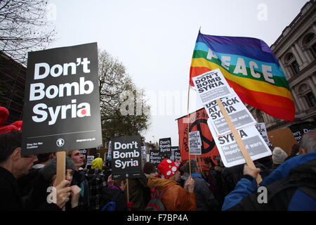 London, UK. 28. November 2015. 28.11.2015 Anti-Kriegs-Protest in der Nähe von Downing Street, London gegen Govermants Pottential Miilitary Aktion nach Syrien gegen ISIS Credit: Emin Ozkan/Alamy Live News Stockfoto