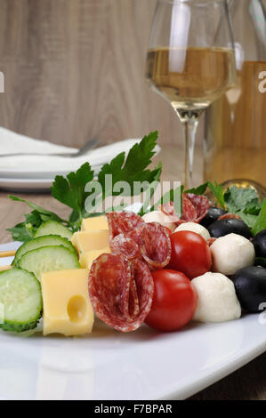Vorspeise von Salami mit Oliven, Mozzarella, Cherry-Tomaten, Gurken und Käse am Spieß Stockfoto