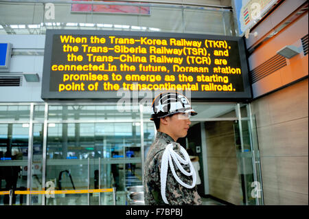 Dorasan, Südkorea - 14. November 2015: Soldat bei Dorasan Railway Station in der DMZ Demilitarized Zone auf die Gyeongui-Linie Stockfoto