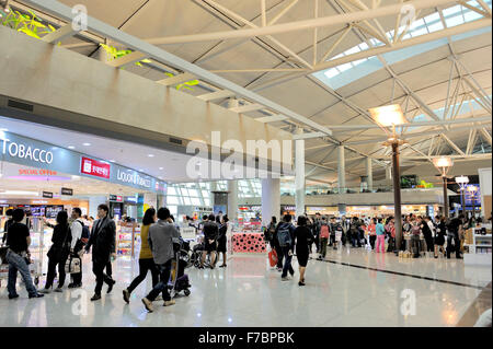 Seoul, Südkorea - 16 November, 2015:Travelers, gate, Zeichen und Geschäfte am Seoul Incheon International Airport. Stockfoto