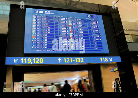 Seoul, Südkorea - 16 November, 2015:Travelers, Abfahrtstafel am Seoul Incheon International Airport. Stockfoto