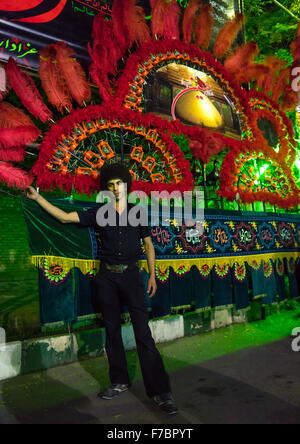 Junge iranische Schiiten muslimischen Mann Trauernder Pause stolz vor einem Alam auf Ashura, der Tag des Todes von Imam Hussein, Provinz Isfahan, Kaschan, Iran Stockfoto