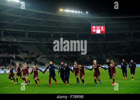 Stadio Olimpico, Turin, Italien. 28. November 2015. Serie A. Torino gegen Bologna. Torino-Spieler feiern am Ende des Spiels mit Fans, als sie 2-0 Gewinner lief © Action Plus Sport/Alamy Live News Stockfoto