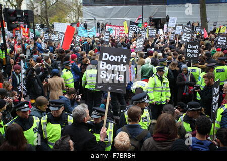 London, UK. 28. November 2015. 28.11.2015 Anti-Kriegs-Protest in der Nähe von Downing Street, London gegen Regierungen Airstirkes Syrien gegen ISIS Credit: Emin Ozkan/Alamy Live News Stockfoto