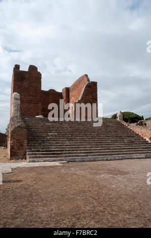 Die großen Ausgrabungen von der alten Hafenstadt des antiken Rom Ostia Antica zeigt gut erhaltene Gebäude wie das Capitolium. Stockfoto