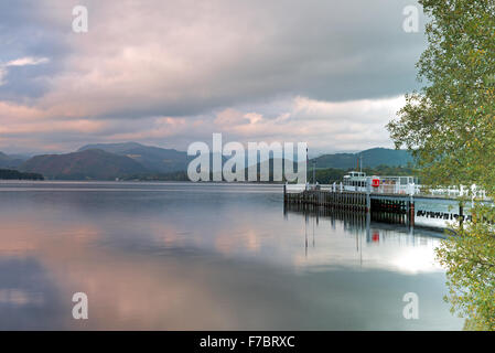 Dampfer und Fähranleger am Lake Ullswater, Pooley Bridge, Nationalpark Lake District, Cumbria, England, Uk, Gb Stockfoto