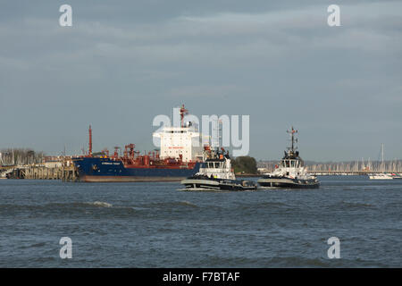 Passenden Schlepper aus Portsmouth Harbour. Weiße und schwarze Arbeitsboote, Vorbereitung auf die Ankunft eines Containerschiffes. Stockfoto