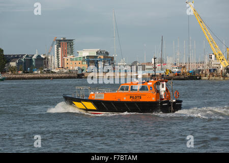 Orange und schwarz Lotsenboot Portsmouth Harbour mit Geschwindigkeit überschreiten. Stockfoto