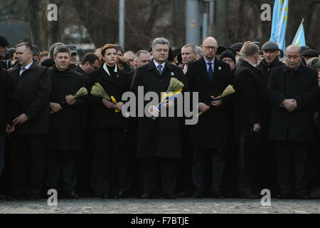 Kiew, Ukraine. 28. November 2015. Präsident der Ukraine Petro Poroschenko mit seiner Frau Maryna Poroshenko und Premierminister Arsenii Yatseniuk Ehren das Andenken der Holodomor Opfer legen die Sträuße aus Ohren und Pfeil Holz der Hungersnot-Opfer-Gedenkstätte in Kiew. Am 28. / 29. November 2015 ehrt Ukraine das Gedenken an die Opfer der großen Hungersnot Holodomor 1932-1933 als 4,5 Millionen Ukrainer, darunter 600.000 ungeborene Kinder durch das sowjetische Regime unter Joseph Stalin verhungert waren. Bildnachweis: Rana Sajid Hussain/Pacific Press/Alamy Live-Nachrichten Stockfoto