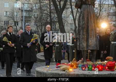 Kiew, Ukraine. 28. November 2015. Präsident der Ukraine Petro Poroschenko mit seiner Frau Maryna Poroshenko und Premierminister Arsenii Yatseniuk Ehren das Andenken der Holodomor Opfer legen die Sträuße aus Ohren und Arrowwood der Hungersnot-Opfer-Gedenkstätte in Kiew. Am 28. / 29. November 2015 ehrt Ukraine das Gedenken an die Opfer der großen Hungersnot Holodomor 1932-1933 als 4,5 Millionen Ukrainer, darunter 600.000 ungeborene Kinder durch das sowjetische Regime unter Joseph Stalin verhungert waren. Bildnachweis: Rana Sajid Hussain/Pacific Press/Alamy Live-Nachrichten Stockfoto