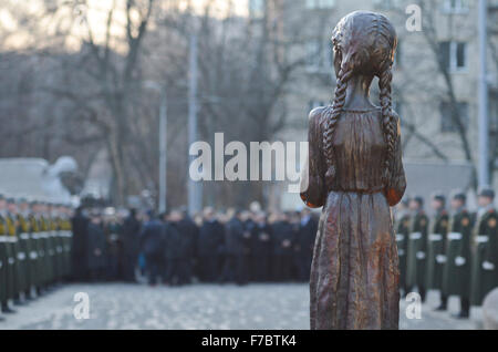 Ukraine. 28. November 2015. Der Präsident und seine Frau gedachte der Opfer des Völkermords an-den Holodomor von 1932-33 in der Ukraine. Der Holodomor war einer von Menschen verursachten Hungersnot in der Ukrainischen Sozialistischen Sowjetrepublik 1932 und 1933, die schätzungsweise 2,5-7,5 Millionen getötet Ukrainer, mit Millionen mehr in Bevölkerungsschätzungen gezählt. Es war Teil der größeren Katastrophe, die sowjetischen Hungersnot von 1932 / 33, die die wichtigsten Getreide erzeugenden Gebieten des Landes betroffen. Bildnachweis: Nazar Furyk/Pacific Press/Alamy Live-Nachrichten Stockfoto