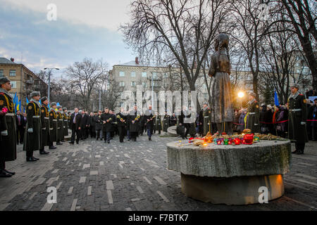 Kiew, Ukraine. 28. November 2015. Präsident der Ukraine Petro Poroschenko mit seiner Frau Maryna Poroshenko und Premierminister Arsenii Yatseniuk Ehren das Andenken der Holodomor Opfer legen die Sträuße aus Ohren und Arrowwood der Hungersnot-Opfer-Gedenkstätte in Kiew. Am 28. / 29. November 2015 ehrt Ukraine das Gedenken an die Opfer der großen Hungersnot Holodomor 1932-1933 als 4,5 Millionen Ukrainer, darunter 600.000 ungeborene Kinder durch das sowjetische Regime unter Joseph Stalin verhungert waren. Bildnachweis: Rana Sajid Hussain/Pacific Press/Alamy Live-Nachrichten Stockfoto