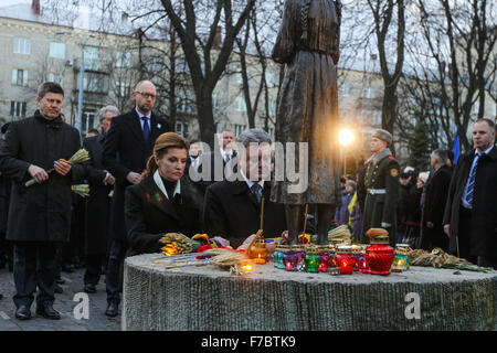 Kiew, Ukraine. 28. November 2015. Präsidenten der Ukraine Petro Poroschenko mit seiner Frau Maryna Poroshenko Ehren das Andenken der Holodomor Opfer legen die Sträuße aus Ohren und Arrowwood der Hungersnot-Opfer-Gedenkstätte in Kiew. Am 28. / 29. November 2015 ehrt Ukraine das Gedenken an die Opfer der großen Hungersnot Holodomor 1932-1933 als 4,5 Millionen Ukrainer, darunter 600.000 ungeborene Kinder durch das sowjetische Regime unter Joseph Stalin verhungert waren. Bildnachweis: Rana Sajid Hussain/Pacific Press/Alamy Live-Nachrichten Stockfoto