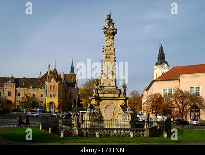 Kecskemet Stadt Ungarn Heilige Dreifaltigkeitssäule mit Rathaus im Hintergrund Stockfoto