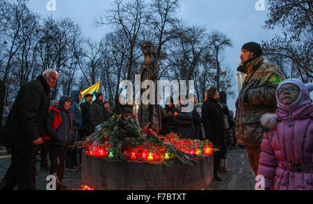 Kiew, Ukraine. 28. November 2015. Laien-Lampen und Blumensträuße von den Ohren zur Gedenkstätte der Opfer der großen Hungersnot während der Trauer-Kundgebung in Kiew. Am 28. / 29. November 2015 ehrt Ukraine das Gedenken an die Opfer der großen Hungersnot Holodomor 1932-1933 als 4,5 Millionen Ukrainer, darunter 600.000 ungeborene Kinder durch das sowjetische Regime unter Joseph Stalin verhungert waren. Bildnachweis: Rana Sajid Hussain/Pacific Press/Alamy Live-Nachrichten Stockfoto