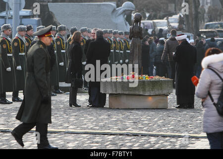 Kiew, Ukraine. 28. November 2015. Vorsitzender der geistliche Verwaltung der Muslime der Ukraine Mufti Scheich Ahmad Tamim gilt neben der Hungersnot-Opfer-Gedenkstätte in Kiew zu beten. Am 28. / 29. November 2015 ehrt Ukraine das Gedenken an die Opfer der großen Hungersnot Holodomor 1932-1933 als 4,5 Millionen Ukrainer, darunter 600.000 ungeborene Kinder durch das sowjetische Regime unter Joseph Stalin verhungert waren. Bildnachweis: Rana Sajid Hussain/Pacific Press/Alamy Live-Nachrichten Stockfoto