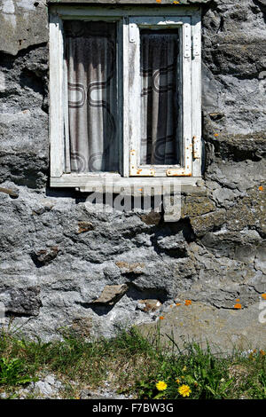 Detail der alten Holzrahmen Fenster ins Gebäude aus Stein, Island hautnah Stockfoto