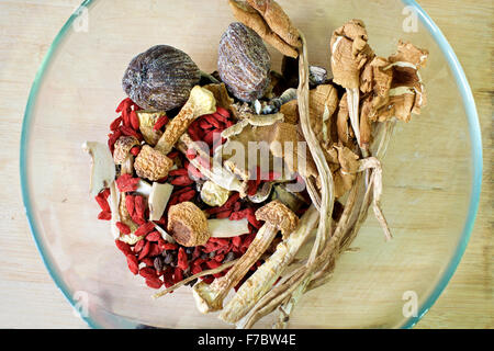 Chinesische Kräuter Suppe Zutaten, Wolfberries, getrocknete Datteln in Glasschale Stockfoto