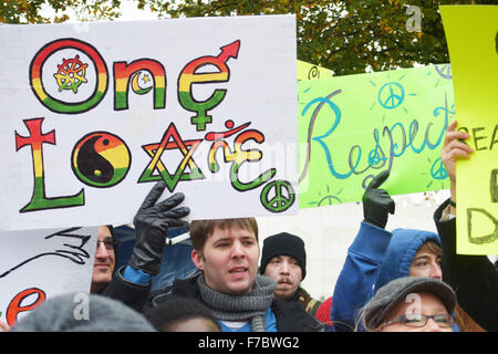 Irving, Texas, USA. 28. November 2015. Demonstranten halten Schilder wirbt Gewehre vor einer Moschee in der Dallas Vorort von Irving. Bildnachweis: Brian Humek/Alamy Live-Nachrichten Stockfoto