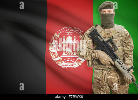 Soldat mit Maschinengewehr mit Nationalflagge auf Hintergrund - Afghanistan Stockfoto