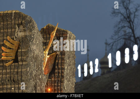 Kiew, Ukraine. 28. November 2015. Ukrainer Kerzen während einer Gedenkfeier in der Nähe ein Denkmal für die Opfer der großen Hungersnot in Kiew, Ukraine, 28. November 2015. Ukrainer Kerzen, einen Tag der Erinnerung für die Opfer des Holodomor 1932-1933 zu markieren. Der Holodomor war einer von Menschen verursachten Hungersnot provoziert durch sowjetischen Diktator Josef Stalin. Das Ergebnis war der Tod um mehr als 5 Millionen Ukrainer. © Nazar Furyk/ZUMA Draht/Alamy Live-Nachrichten Stockfoto