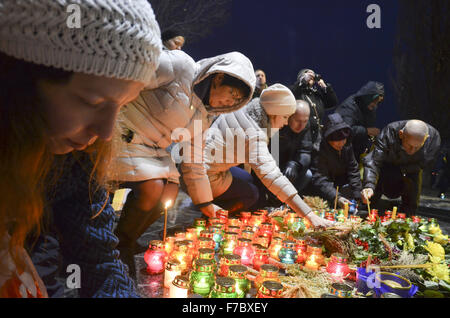 Kiew, Ukraine. 28. November 2015. Ukrainer Kerzen während einer Gedenkfeier in der Nähe ein Denkmal für die Opfer der großen Hungersnot in Kiew, Ukraine, 28. November 2015. Ukrainer Kerzen, einen Tag der Erinnerung für die Opfer des Holodomor 1932-1933 zu markieren. Der Holodomor war einer von Menschen verursachten Hungersnot provoziert durch sowjetischen Diktator Josef Stalin. Das Ergebnis war der Tod um mehr als 5 Millionen Ukrainer. © Nazar Furyk/ZUMA Draht/Alamy Live-Nachrichten Stockfoto