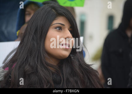 Irving, Texas, USA. 28. November 2015. Junge Frau Demonstrant bei einer Friedenskundgebung außerhalb einer lokalen Moschee in Irving, TX. Bildnachweis: Brian Humek/Alamy Live-Nachrichten Stockfoto