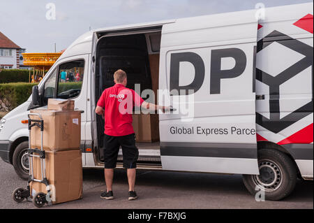 Ein DPD Auslieferungsfahrer liefern Pakete in Southwold, Suffolk, England, Großbritannien, Uk Stockfoto