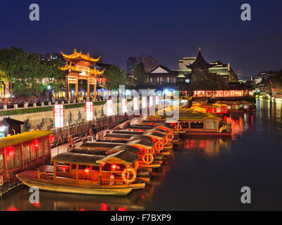 Flussbettes in alten chinesischen Hauptstadt Nanjing nach Sonnenuntergang mit beleuchteten Booten in der Nähe von Konfuzius-Tempel von imperial Stockfoto