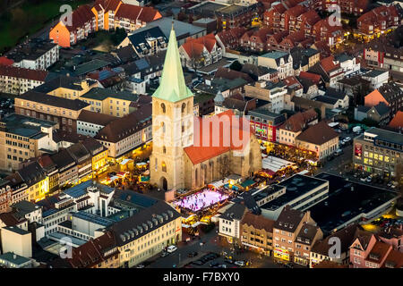 Paulus Kirche, St. Pauls-Kirche mit Hammer Weihnachtsmarkt, Eisbahn, Innenstadt von Hamm, Nachtszene, Hamm, Ruhrgebiet, Stockfoto