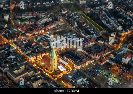 Paulus Kirche, St. Pauls-Kirche mit Hammer Weihnachtsmarkt, Eisbahn, Innenstadt von Hamm, Nachtszene, Hamm, Ruhrgebiet, Stockfoto