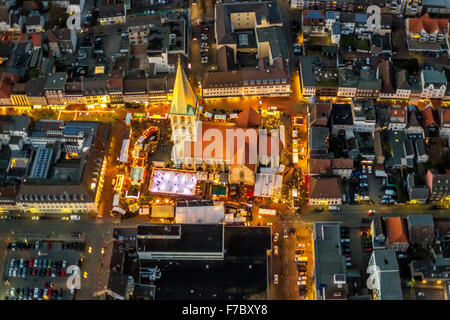 Paulus Kirche, St. Pauls-Kirche mit Hammer Weihnachtsmarkt, Eisbahn, Innenstadt von Hamm, Nachtszene, Hamm, Ruhrgebiet, Stockfoto