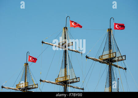 Türkische Flaggen an Masten Stockfoto