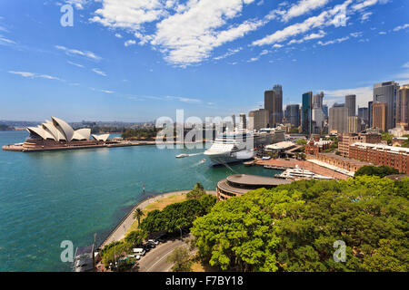 Wahrzeichen von Sydney City - CBD, circular Quay in Übersee Passagierterminal, den Felsen an einem sonnigen Sommertag aus erhöhten Stockfoto