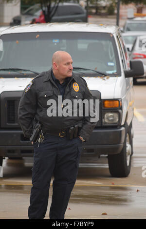 Irving, Texas, USA. 28. November 2015. Wachmann vor einer Moschee Irving als Demonstranten Kundgebung für den Frieden. Bildnachweis: Brian Humek/Alamy Live-Nachrichten Stockfoto