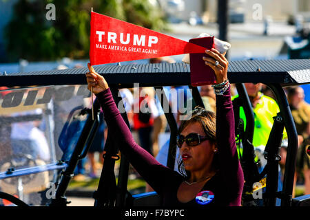 Hispanic Frau hält einen pro-Trump-Wimpel zeigen ihre Unterstützung durch das Tragen von T-shirts bei seiner Präsidentschaftskandidatur Besuch in Sarasota FL Stockfoto