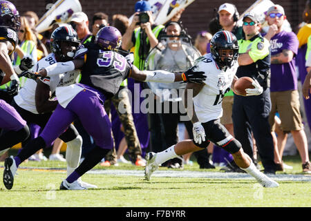 Greenville, NC, USA. 28. November 2015. Wide Receiver Shaq Washington (19) von den Cincinnati Bearcats anlaufen Feld in die NCAA Football Match-Up zwischen die Cincinnati Bearcats und die East Carolina Pirates mit schäbigen Ficklen Stadion in Greenville, North Carolina. Scott Kinser/CSM/Alamy Live-Nachrichten Stockfoto