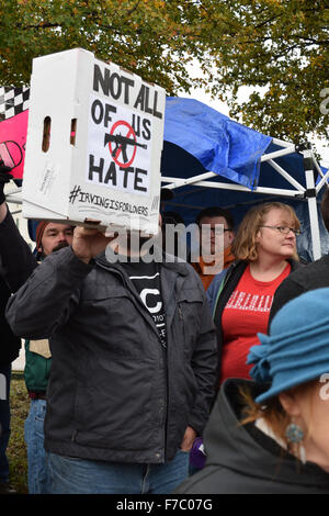 Irving, Texas, USA. 28. November 2015. Frieden-Rallye Demonstranten mit Schildern vor einer Moschee in Irving, TX. Bildnachweis: Brian Humek/Alamy Live-Nachrichten Stockfoto