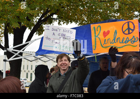 Irving, Texas, USA. 28. November 2015. Demonstrant Zeichen verweist auf bewaffnete Männern, die eine Woche zuvor außerhalb der islamischen Zentrum von Irving protestierten. Bildnachweis: Brian Humek/Alamy Live-Nachrichten Stockfoto