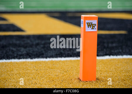 Ein Wake Forest Pylon in der Endzone mit dem Team Logo während der NCAA College Football-Spiel zwischen Herzog und Wake Forest auf Samstag, 28. November 2015 in BB & T Field in Winston-Salem, NC. Jacob Kupferman/CSM Stockfoto