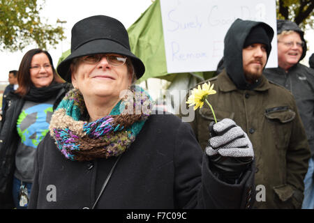 Irving, Texas, USA. 28. November 2015. Frieden-Rallye Demonstrant hält eine Blume Outisde einer Irving, TX-Moschee. Bildnachweis: Brian Humek/Alamy Live-Nachrichten Stockfoto