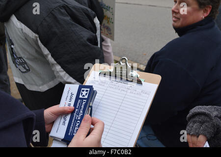Irving, Texas, USA. 28. November 2015. Staatliche Vertreter Kandidat Dorthea Ocker spricht Demonstranten vor einer Moschee in Irving, TX. Bildnachweis: Brian Humek/Alamy Live-Nachrichten Stockfoto