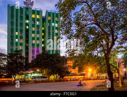Hotel Santa Clara Libre auf Vidal Park, Street Life im Zentrum von Santa Clara im Parque de Santa Clara, Santa Clara, Kuba, Stockfoto