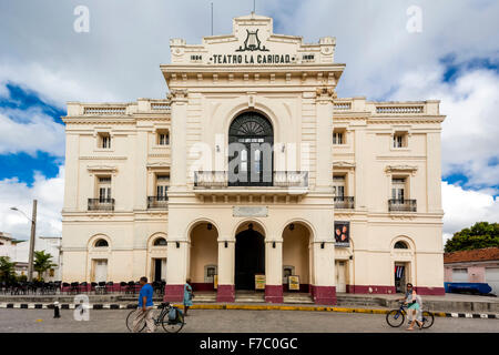 Teatro La Caridad, Teatro La Caridad, Streetlife im Zentrum von Santa Clara am Parque de Santa Clara, Santa Clara, Kuba, Kuba, Stockfoto