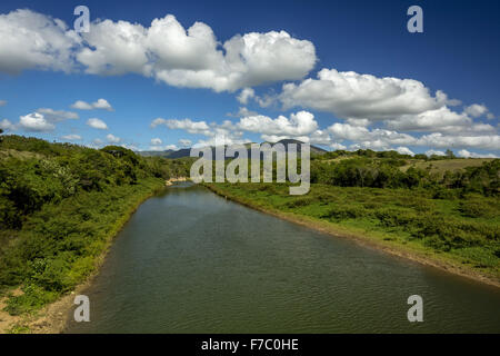 Valle de Los Ingenios mit Fluss, Panorama, Viñales, Kuba, Pinar del Río, Kuba Stockfoto