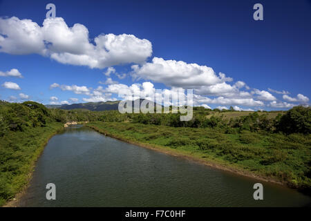 Valle de Los Ingenios mit Fluss, Panorama, Viñales, Kuba, Pinar del Río, Kuba Stockfoto